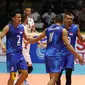 Pemain Timnas voli putra Indonesia berkumpul merayakan poin saat melawan Qatar pada Kejuaraan Voli Asia 2017 di GOR Tri Dharma, Gresik, Rabu (26/7). Indonesia unggul 3-2 (24-26, 14-25, 25-20, 25-21, 15-11). (Liputan6.com/Helmi Fithriansyah)