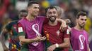 Portugal pada akhirnya memang layak menang dan lolos ke babak 16 besar Piala Dunia 2022. Dari dua kemenangan beruntun Portugal Cristiano Ronaldo sudah mencetak satu gol. Sedangkan Bruno Fernandes menjadi top skor sementara di timnas Portugal dengan torehan dua gol dan dua assist. (AP Photo/Aijaz Rahi)