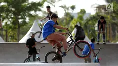 Beberapa anak mencoba memainkan sepeda di area RTH Kalijodo, Rabu (20/6). Banyaknya pilihan permainan buat anak-anak menjadikan RTH Kalijodo memiliki daya tersendiri untuk menghabiskan waktu libur bersama keluarga. (Lipiutan6.com/Helmi Fithriansyah)