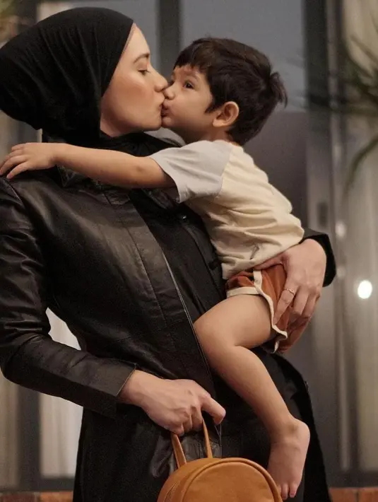 Seperti foto ini, gemas banget ya ibu dn anak satu ini. [instagram/anneofficial1990]