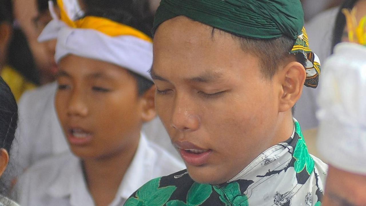FOTO: Walau Hujan, Prosesi Tawur Agung Kesanga Jelang Hari Raya Nyepi Berlangsung Khidmat di Pura Cinere