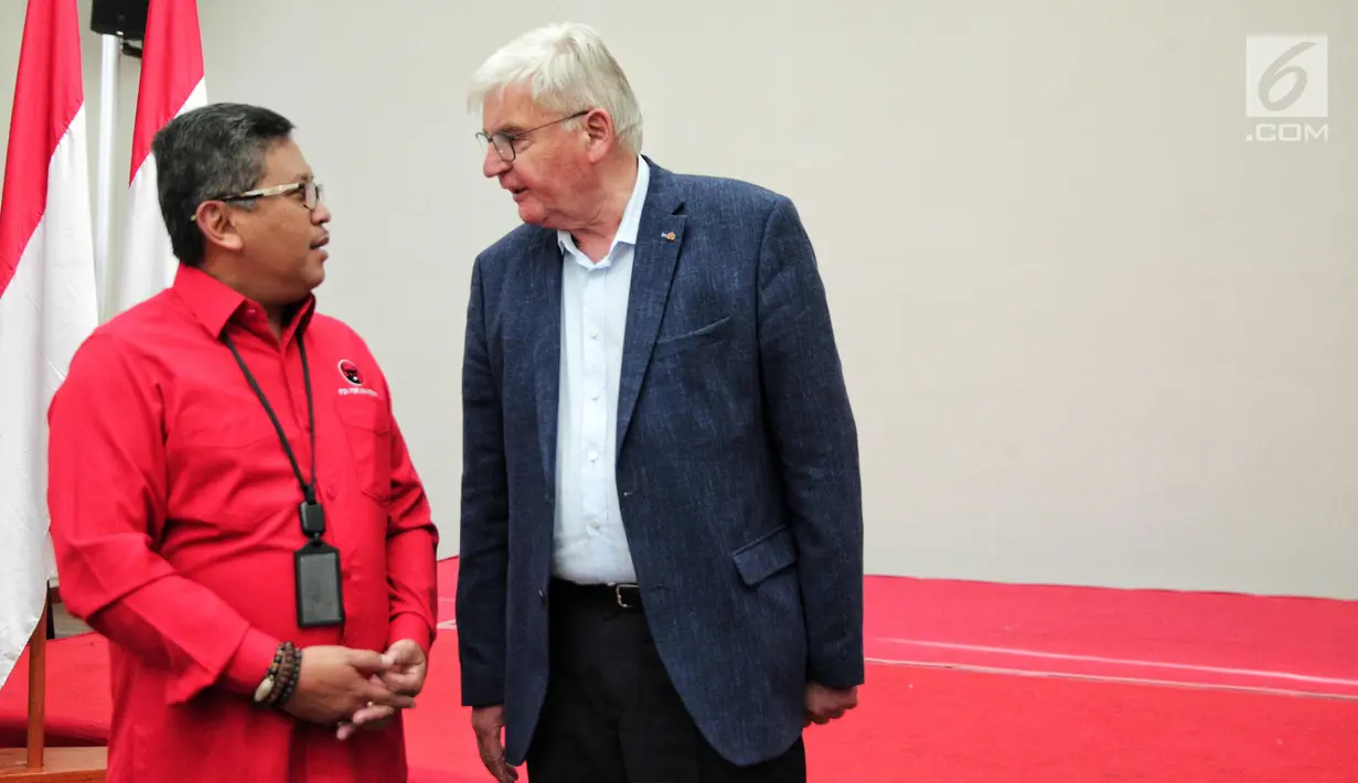 Sekjen DPP PDI Perjuangan Hasto Kristiyanto berbincang dengan Chairman of the Board of Trustee Friedrich Naumann Foundation, Jurgen Morlok di Jakarta, Senin (30/10). Pertemuan membahas kerjasama antarkedua belah pihak. (Liputan6.com/Faizal Fanani)