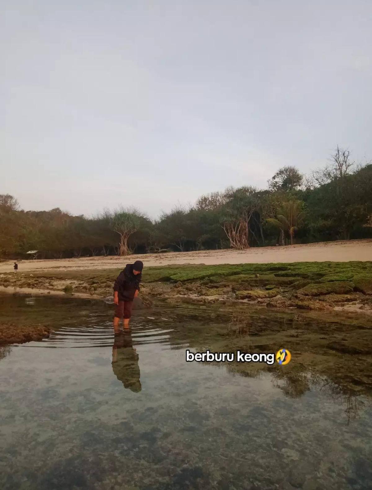 Aksinya Bikin Haru, Kisah Pria Bersama Ibunda Pergi JalanJalan Ke Pantai Ini Curi Perhatian