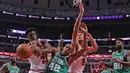 Chicago Bulls guard, Jimmy Butler (kiri) dan center Robin Lopez (kanan) berebut bola dengan Boston Celtics center, Al Horford (tengah) pada laga NBA di United Center, Chicago, Jumat (28/10/2016) WIB.  (Reuters/Dennis Wierzbicki-USA TODAY Sports)