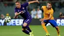 Gelandang Fiorentina, Joaquin (kiri) berusaha merebut bola dari kejaran bek Jordi Alba saat International Champions Cup (ICC) 2015 di Stadio Artemio Franchi, Senin (3/8/2015). Fiorentina menang atas Barcelona dengan Skor 2-1. (AFP PHOTO/TIZIANA FABI)