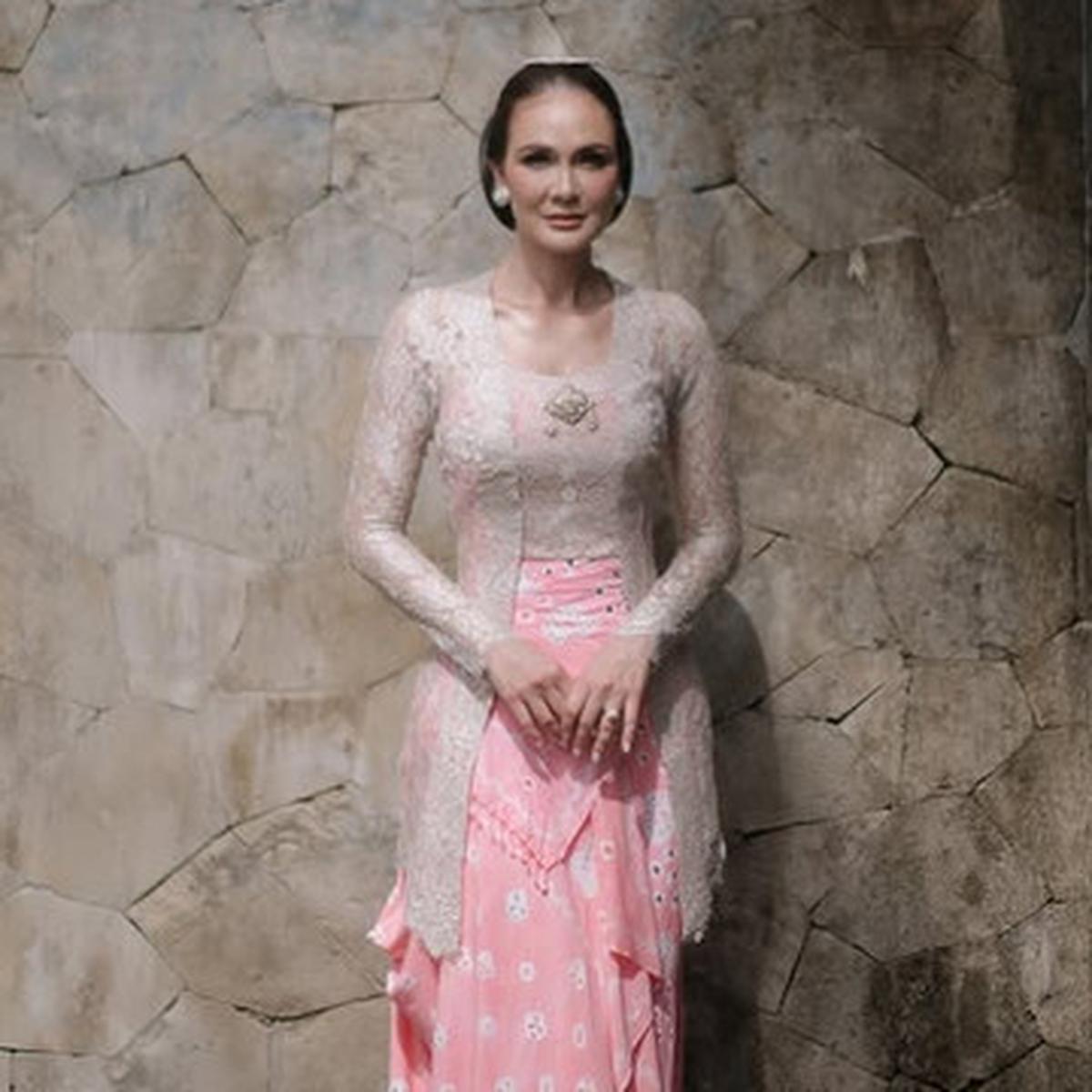 Kecantikan Tak Henti Dipuji, Potret Detail Penampilan Luna Maya di Acara Sungkeman - Aura Pengantin Terpancar