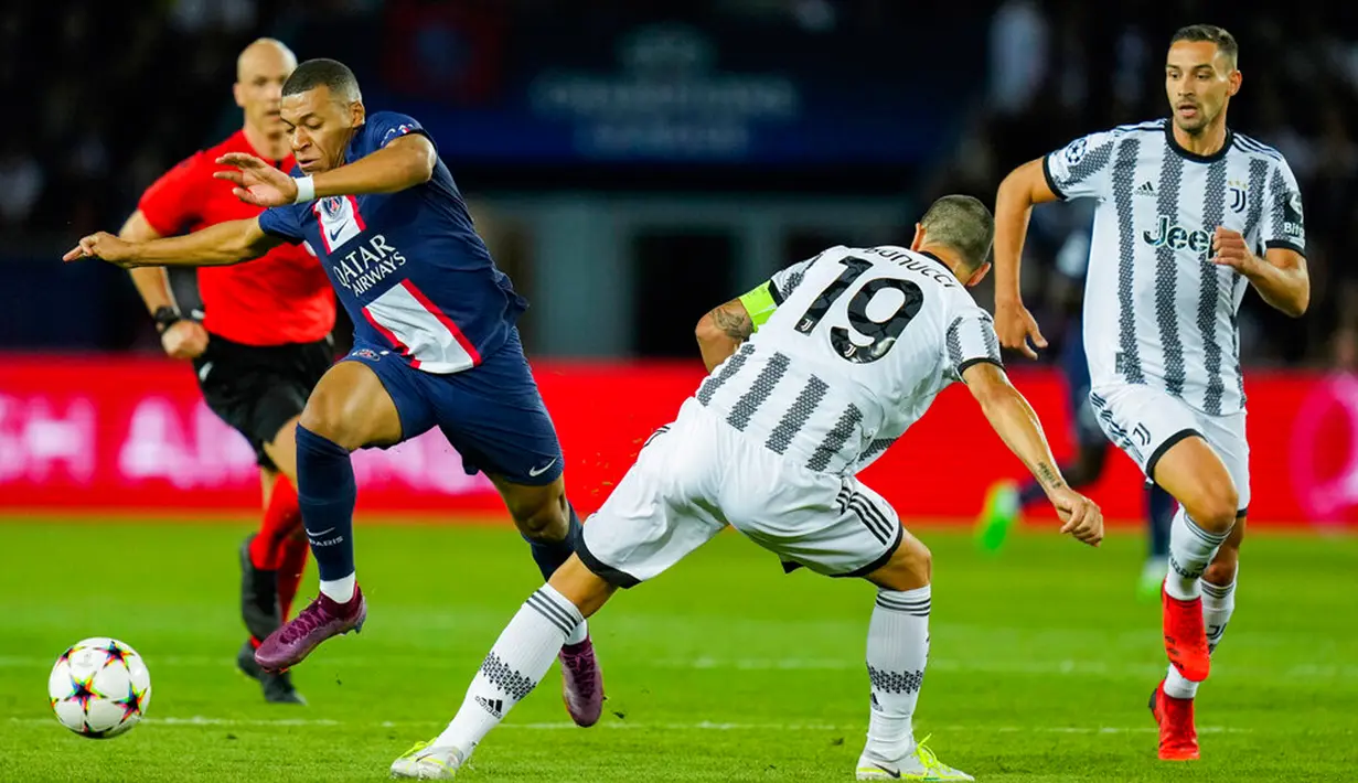 Pemain Paris Saint-Germain (PSG) Kylian Mbappe (kiri) berebut bola dengan pemain Juventus Leonardo Bonucci pada pertandingan sepak bola Grup H Liga Champions di Stadion Parc des Princes, Paris, Prancis, 6 September 2022. PSG mengalahkan Juventus dengan skor 2-1. (AP Photo/Thibault Camus)