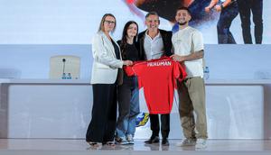 Tanpa memahami kebiasaan dan budaya di Indonesia, menurut Herdman akan sulit memahami pola pikir para pemain. Kesepahaman dengan pemain, penting untuk membawa Timnas Indonesia menuju arah yang lebih baik. (Bola.com/Bagaskara Lazuardi)