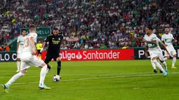 Pemain Real Madrid Karim Benzema (kedua kiri) mencetak gol ke gawang Elche pada pertandingan sepak bola La Liga Spanyol di Stadion Martinez Valero, Elche, Spanyol, 19 Oktober 2022. Real Madrid mengalahkan Elche dengan skor 3-0. (AP Photo/Alberto Saiz)