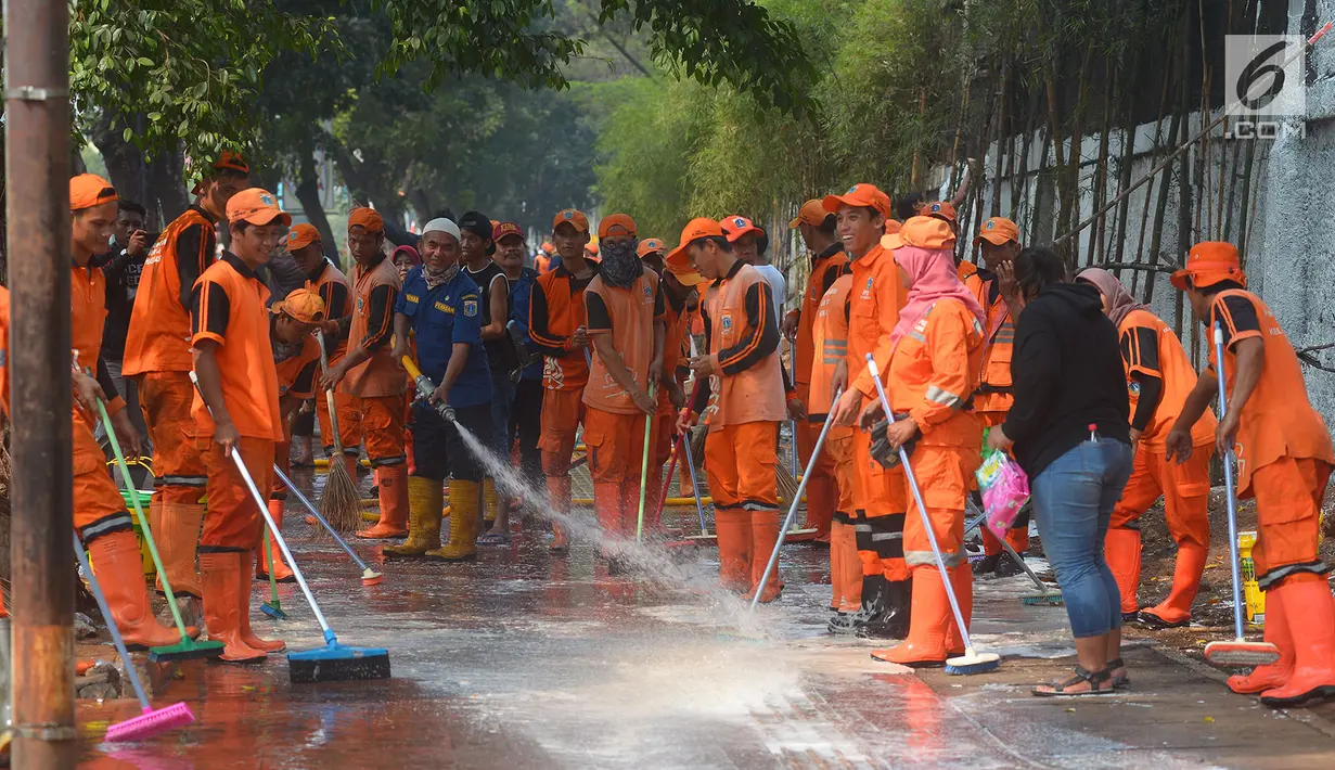 Petugas PPSU membersihkan trotoar di Jalan Asia Afrika, Jakarta, Kamis (2/8). Trotoar yang di pakai para pedagang kaki lima ini di bersihkan guna jelang Asian Games 2018 di Jakarta dan Palembang. (Merdeka.com/Imam Buhori)