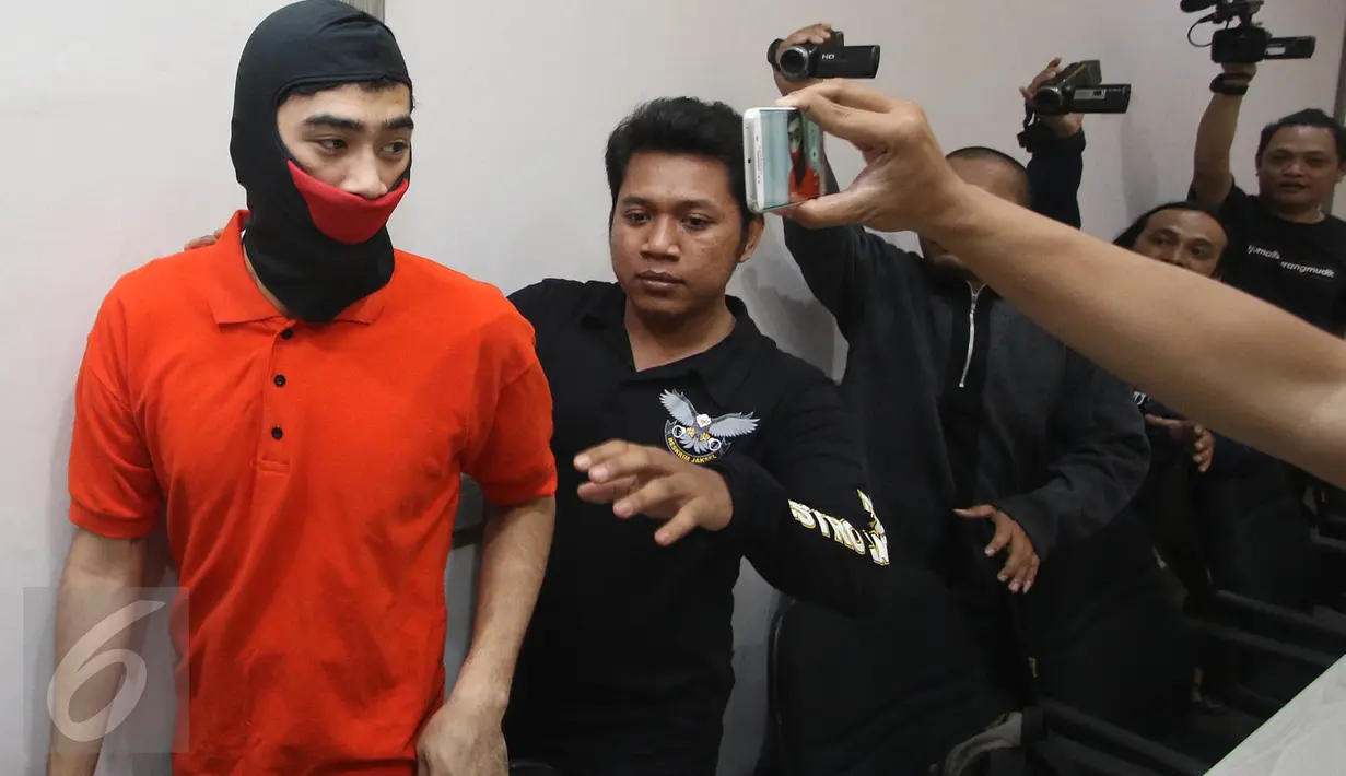 Tersangka pemukulan jurnalis TV, Kashira Uozumi, dibawa petugas saat jumpa pers di Mapolres Metro Jakarta Selatan, Kamis (13/4). Kashira Uozumi terbukti meludahi dan memukul jurnalis NET TV Haritz Ardiansyah. (Liputan6.com/Immanuel Antonius)