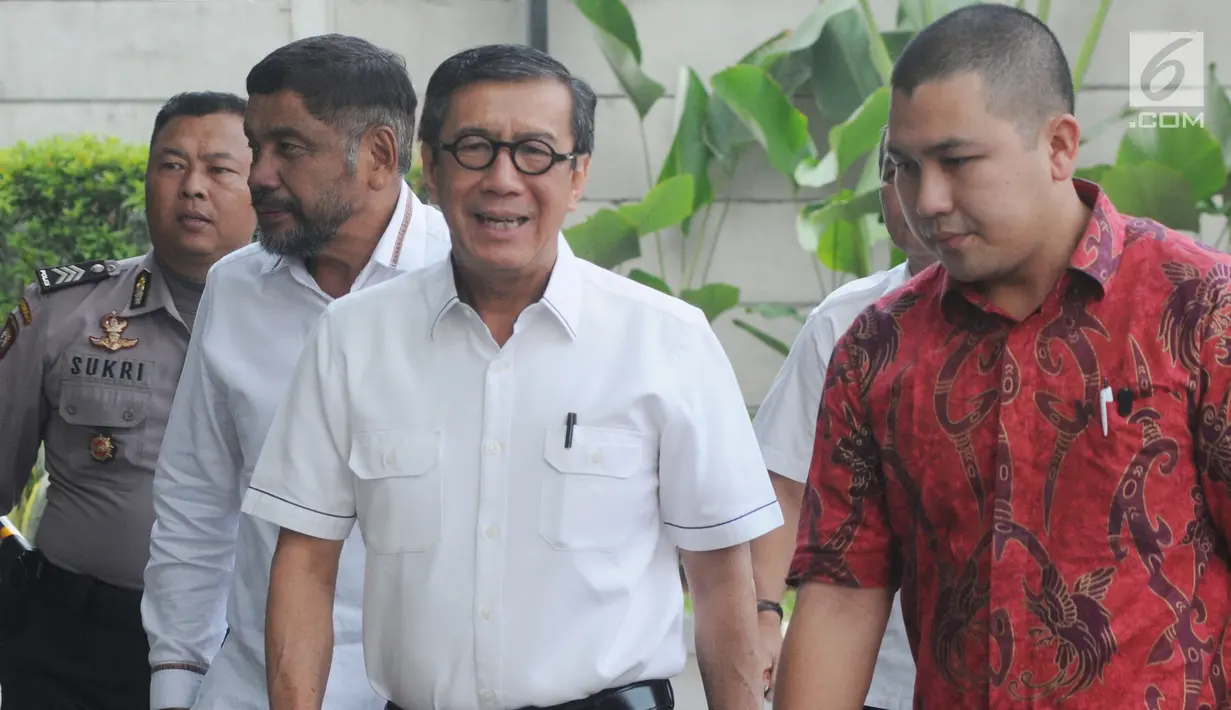 Menteri Hukum dan HAM Yasonna Hamonangan Laoly (kedua kanan) tiba untuk menjalani pemeriksaan di Gedung KPK, Jakarta, Selasa (25/7/2019). Yasonna diperiksa sebagai saksi untuk tersangka mantan anggota DPR RI, Markus Nari terkait kasus dugaan korupsi proyek pengadaan e-KTP.  (merdeka.com/Dwi Narwoko)