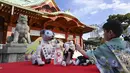 Robot peliharaan Sony Aibo dengan kostum ditampilkan dalam acara perayaan ulang tahun ketiga Aibo dan berharap kesehatan yang baik pada masa depan di Kuil Kanda, Tokyo, Jepang, Jumat (12/11/2021). (Kazuhiro NOGI/AFP)