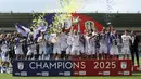 Para pemain Leeds United merayakan gelar juara Championship 2024/2025 setelah mengalahkan Plymouth Argyle di Home Park, Plymouth, Inggris, Sabtu (03/05/2025) waktu setempat. (AP Photo/PA/Steven Paston)