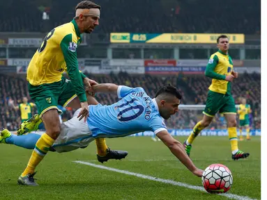 Pemain Norwich City,  Gary O'Neil (kiri) menahan laju pemain, Manchester City, Sergio Aguero pada lanjutan liga Inggris pekan ke-30 di Stadion Carrow Road, Norwich, Sabtu (12/3/2016).  (AFP/Lindsey Parnaby)