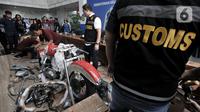 Petugas Bea Cukai menyiapkan barang bukti pada konferensi pers terkait penyelundupan motor Harlery Davidson dan sepeda Brompton menggunakan pesawat baru milik Garuda Indonesia di Kementerian Keuangan, Jakarta, Kamis (5/12/2019). (merdeka.com/Iqbal S Nugroho)