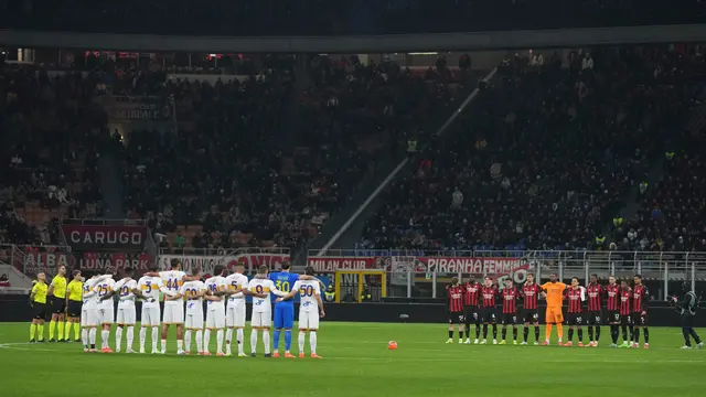 Mengheningkan cipta untuk mengenang wafatnya Rocco Commisso sebelum laga Serie A/Liga Italia antara AC Milan vs Lecce