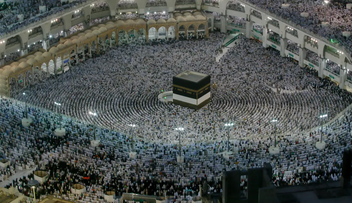 Umat Muslim melaksanakan salat dengan menghadap Kakbah di Masjidil Haram, Makkah, Arab Saudi, Kamis (16/8). Jutaan umat Islam dari berbagai negara semakin memadati Masjidil Haram menjelang puncak pelaksanaan ibadah haji. (AP Photo/Dar Yasin)