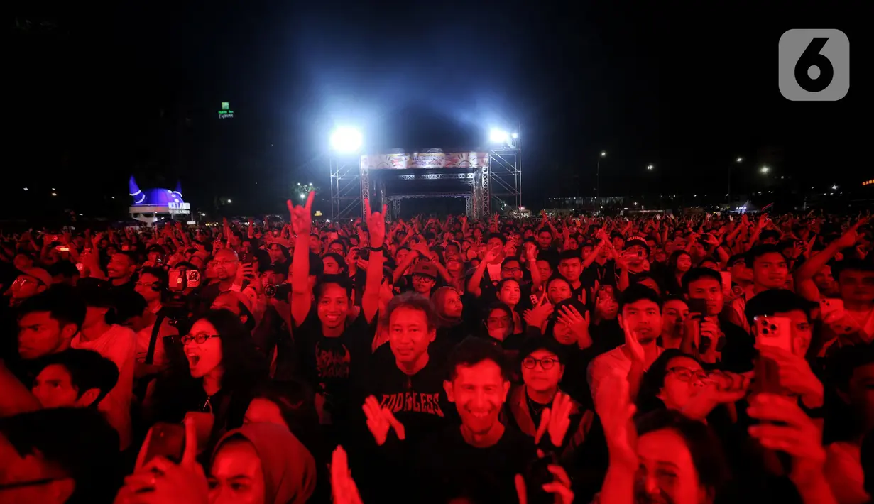 Grup musik Kelompok Penerbang Roket berkesempatan menjadi penampil pertama konser God Bless dengan membawakan lagu "Setan Tertawa".  Ada grup musik Barasuara tampil membawakan lagu God Bless berjudul "Musisi" dilanjutkan dengan "Serigala Jalanan" oleh grup duo Scaller dan "Menjilat Matahari" yang dipersembahkan penyanyi Iksan Skuter. (Liputan6.com/Johan Tallo)