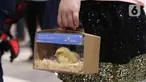 Pengunjung mendapatkan hewan peliharaan di Living World Alam Sutera, Tangerang Selatan, Banten, Minggu (5/12/2021). Para pengujung  bisa mendapatkan hewan peliharaan baru secara gratis dengan cara memilih melalui aplikasi spotgua yang merupakan Experience Mall 4.0. (Liputan6.com/Angga Yuniar)