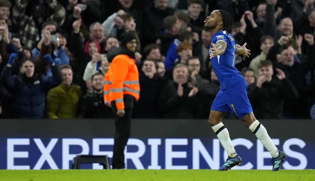 Pemain Chelsea, Raheem Sterling melakukan selebrasi setelah mencetak gol ke gawang Preston melalui tendangan bebas pada laga putaran ketiga Piala FA 2023/2024 di Stamford Bridge, London, Minggu (07/01/2024) WIB. (AP Photo/Kirsty Wigglesworth)