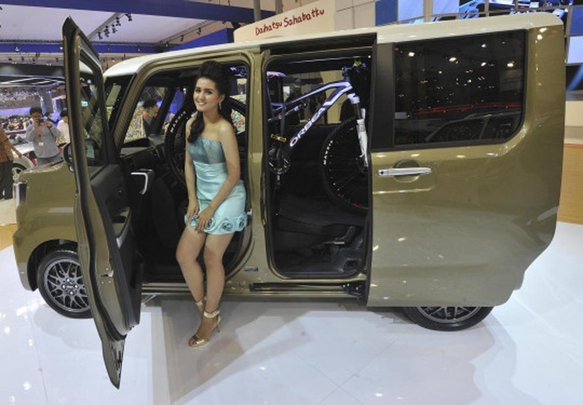 Aduhai model-model seksi hiasi pameran otomotif GIIAS 2015