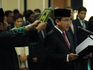 Mirza Adityaswara (kanan) saat mengucapkan sumpah jabatan sebagai Anggota Dewan Komisioner Otoritas Jasa Keuangan (OJK) di Sekretariat Mahkamah Agung, Jakarta, Kamis (20/8/2015). (Liputan6.com/Helmi Fithriansyah)