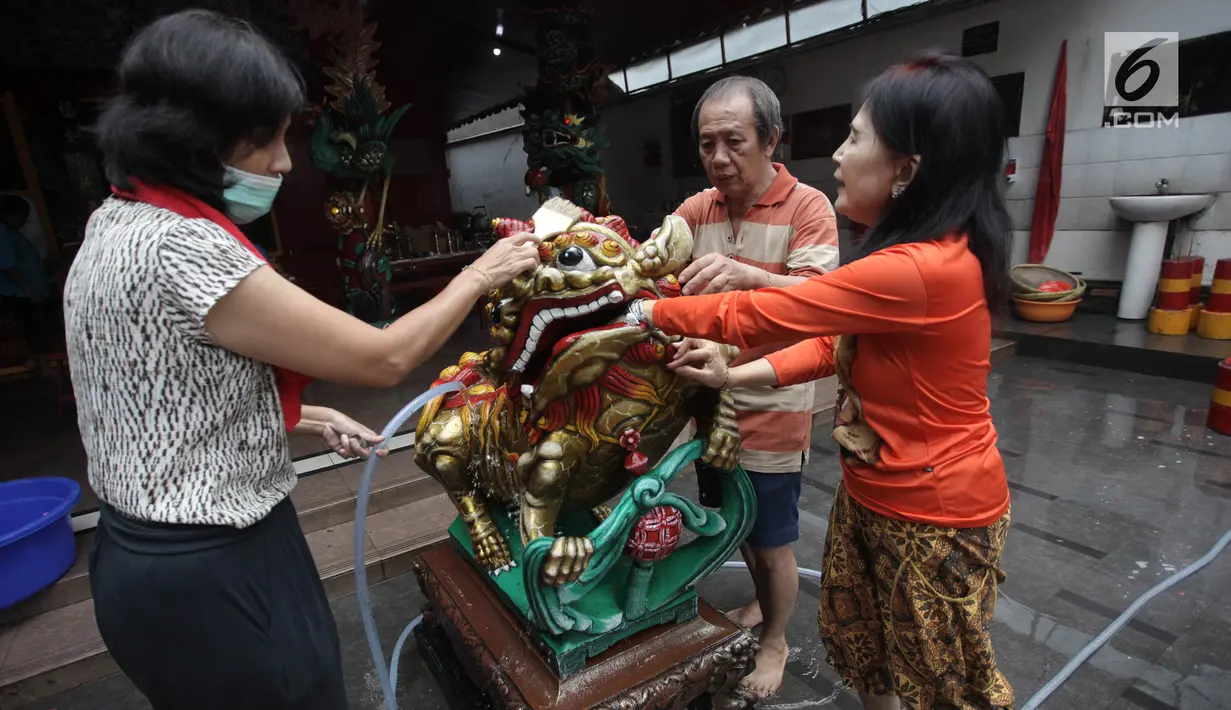 Sejumlah warga keturunan Tionghoa membersihkan patung di Vihara Amurva Bhumi, Jakarta, Kamis (8/2). Tahun Baru Imlek 2569 jatuh pada 16 Februari 2018. (Liputan6.com/Arya Manggala)