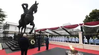 Presiden Joko Widodo atau Jokowi bersama Menteri Pertahanan Prabowo Subianto saat  meresmikan Tugu Api Semangat Indonesia Merdeka Tidak Pernah Padam di Kementerian Pertahanan. (Foto: Biro Pers Sekretariat Presiden).