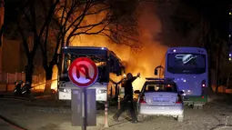 Seorang polisi mengamankan lokasi ledakan bom mobil di Ankara, Turki, Rabu (17/2). Bom yang meledak ketika iring-iringan bus militer tengah lewat tersebut menewaskan 28 orang dan melukai 60 lainnya.  (REUTERS/Mustafa Kirazli/Cihan News Agency TURKEY OUT)