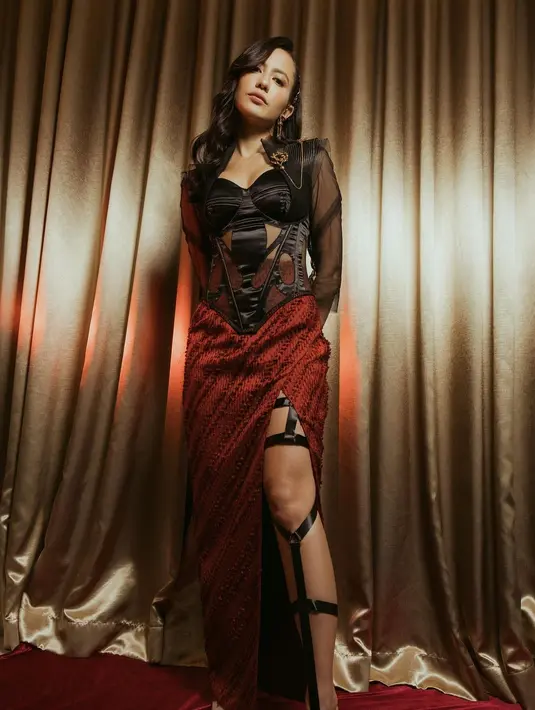 Menggarap kostum Sri Asih, Jeffry Tan memadukan batik sebagai rok dengan atasan bersiluet korset [instagram/jeffrytan]