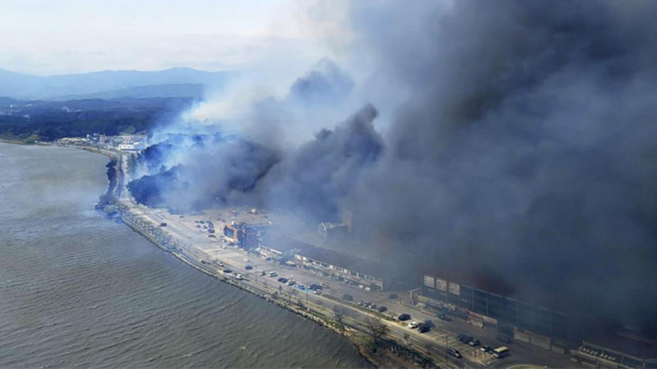 Kebakaran di Gangneung, Korea Selatan pada Selasa, 11 April 2023.