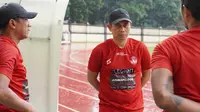 Joko Susilo sudah memimpin latihan Arema FC pada Kamis (9/3/2023). Pelatih yang karib disapa Getuk itu kembali dipercaya menangani Singo Edan untuk sisa musim ini. (Bola.com/Iwan Setiawan)