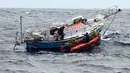 Kapal patroli ikan Prancis, FPV Osiris menemukan dan menyelamatkan pelaut India, Abhilash Tomy di Samudera Hindia, Selasa (25/9). Peserta lomba layar keliling dunia Golden Globe itu mengalami cedera punggung. (HO/AUSTRALIAN MARITIME SAFETY AUTHORITY/AFP)