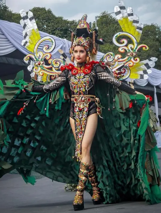 3.Aktris dan penyanyi Cinta Laura eksis di Jember Fashion Carnaval 2019. Dia tampil seksi dalam balutan kostum karnaval bertema Dayak. (Instagram/claurakiehl).