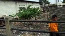 Warga menyayangkan mangkraknya proyek tersebut lantaran beberapa bangunan rumah warga telah dieksekusi. Warga berharap jika proyek tersebut tidak dilanjutkan, dapat diganti menjadi ruang terbuka hijau, agar dapat dinikmati oleh warga sekitar. (merdeka.com/Imam Buhori)