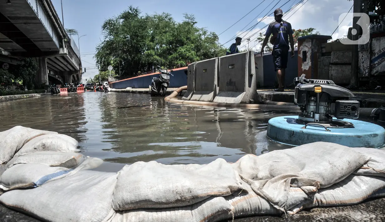 Tumpukkan karung digunakan untuk mencegah meluasnya banjir yang menggenangi Jalan RE Martadinata, Ancol, Jakarta, Selasa (9/11/2021). Banjir yang terjadi sejak 4 November 2021 masih menggenangi Jalan RE Martadinata, tepatnya di seberang Aston Mediterania. (merdeka.com/Iqbal S. Nugroho)