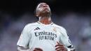 Pemain Real Madrid, Vinicius Junior, tampak kecewa setelah gagal mengeksekusi penalti saat melawan Valencia pada laga pekan ke-30 La Liga di Stadion Santiago Bernabeu, Sabtu (5/4/2025). (AP Photo/Manu Fernandez)