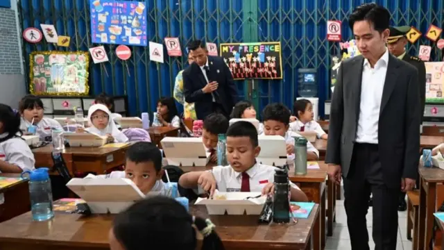 Wakil Presiden (Wapres) Gibran Rakabuming Raka turun ke lapangan pada hari ketiga. Ia mengecek program Makan Bergizi Gratis di SDN 03 Menteng Jakarta. (Dok Sekretariat Wapres)