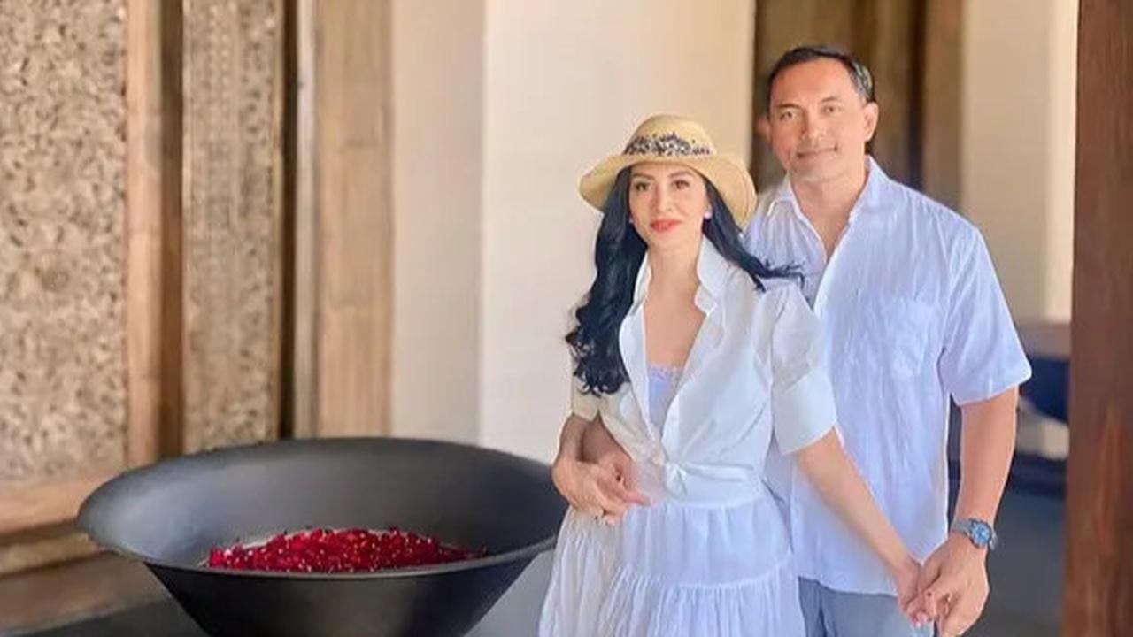 7 Potret Romantis Diah Permatasari dan Suami Rayakan Anniversary ke-28, Unggah Foto Masa Awal Pacaran