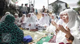 Suasana saat warga manggarai berdoa di lokasi, RT 1 RW 12, Jl Saharjo, Manggarai, Jakarta, Rabu (26/4). Sampai saat ini penggusuran belum dilakukan karena pertemuan pertama tidak menghasilkan kesepakatan. (Liputan6.com/Faizal Fanani)