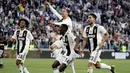 Striker Juventus, Cristiano Ronaldo, bersama rekannya melakukan selebrasi usai meraih gelar juara Serie A 2019 di Stadion Juventus, Sabtu (20/4). Juventus menang 2-1 atas Fiorentina. (AP/Luca Bruno)