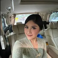 Erina Gudono tampil mencuri perhatian dalam balutan kebaya saat menghadiri wisuda sang adik. @erinagudono.