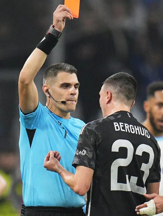 Hasil ini tidak buruk-buruk amat mengingat Ajax bermain dengan sepuluh pemain sejak menit ke-63 gara-gara Steven Berghuis mendapat kartu merah langsung. (AP Photo/Daniel Cole)