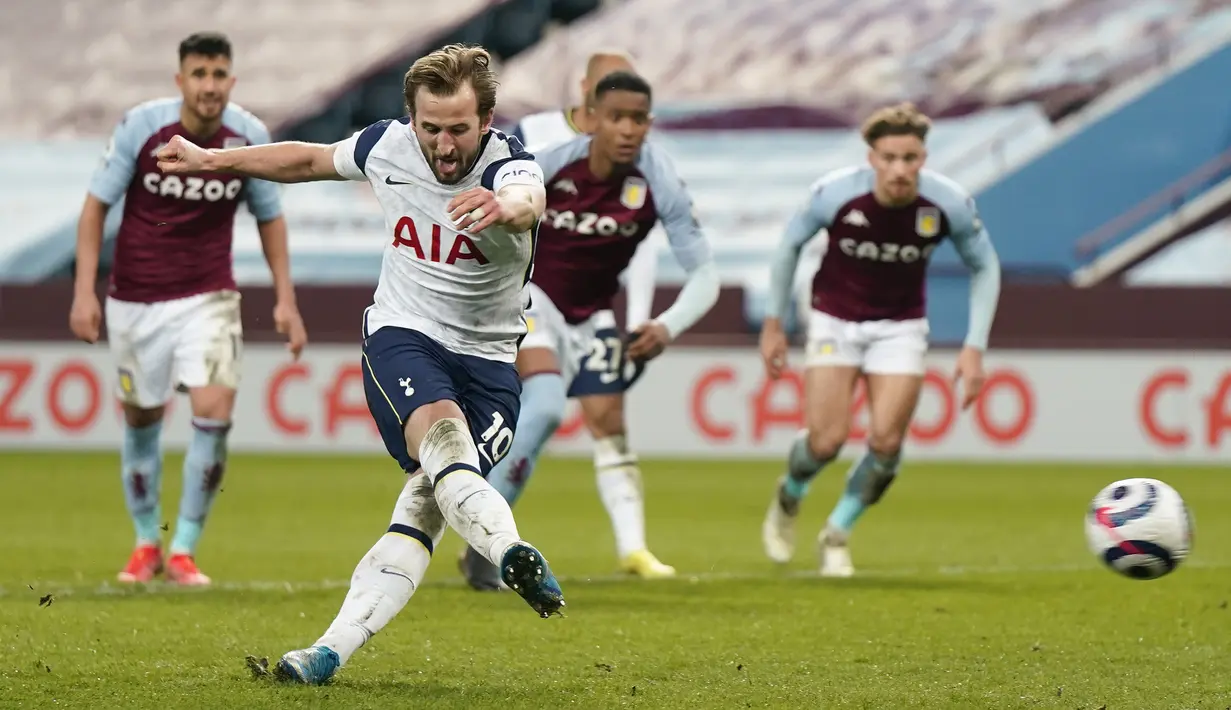 Striker Tottenham Hotspur, Harry Kane melakukan eksekusi penalti yang berbuah gol kedua timnya ke gawang Aston Villa dalam laga lanjutan Liga Inggris 2020/2021 pekan ke-29 di Villa Park, Minggu (21/3/2021). Tottenham menang 2-0 atas Aston Villa. (AP/Tim Keeton/Pool)