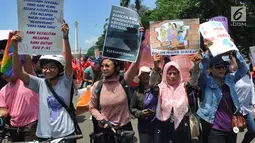Ratusan aktifis perempuan dari 65 organisasi kemasyarakatan melakukan aksi memperingati Hari Perempuan Internasional di depan Istana Merdeka, Jakarta, Jumat (8/3). Mereka menuntut pemerintah mencabut PP No.78/2015. (merdeka.com/Arie Basuki)