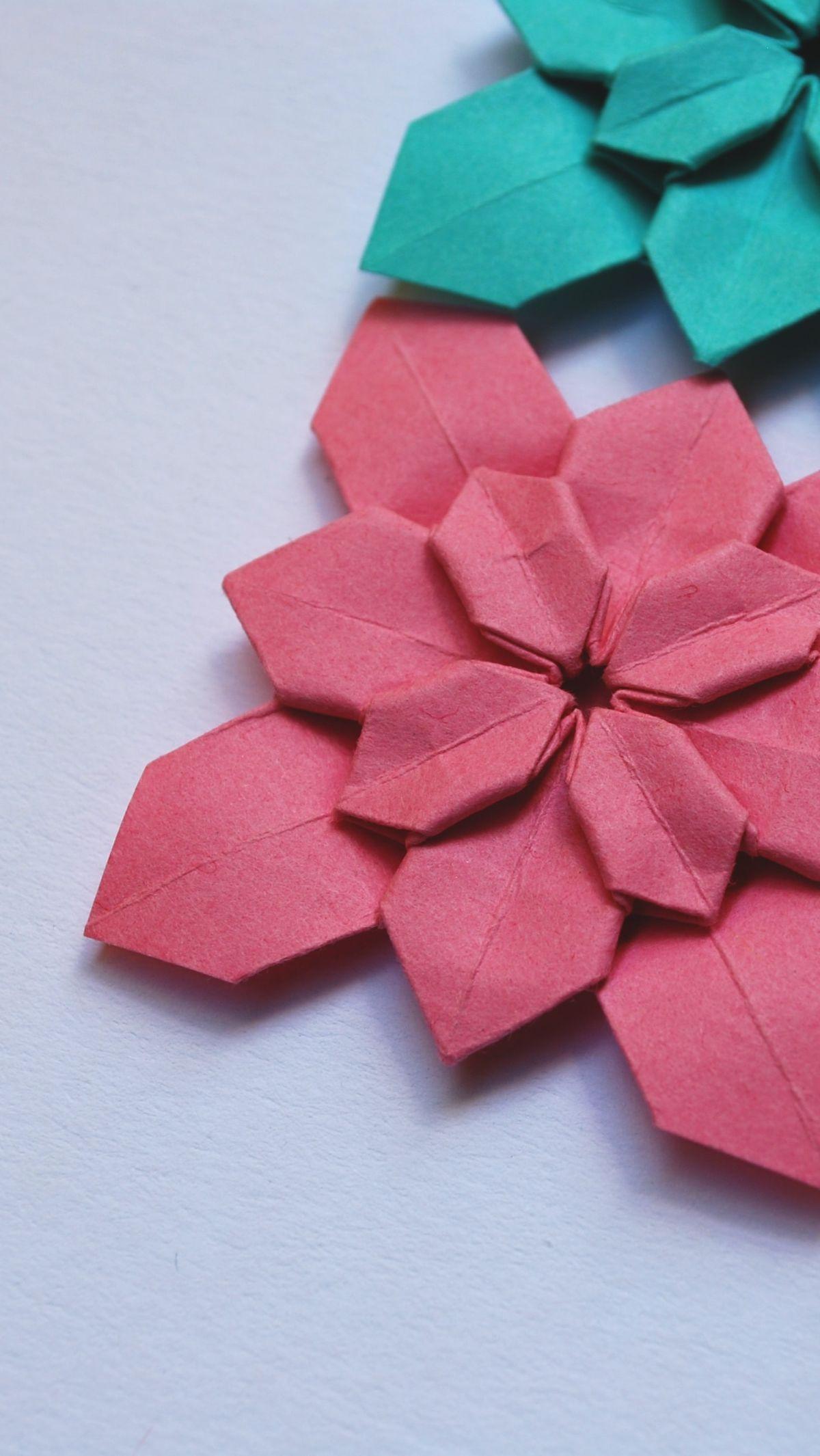 Origami adalah seni lipat kertas khas Jepang yang tidak hanya menyediakan cara kreatif untuk menghabiskan waktu, tetapi juga memungkinkan kita untuk menciptakan keindahan dari bahan yang sederhana. Salah satu karya yang sangat populer dan penuh pesona dal