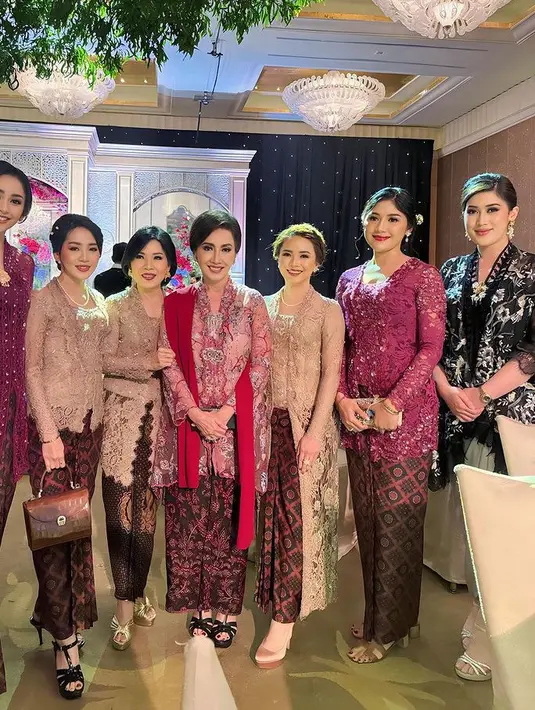 Erina juga melengkapi penampilannya dengan mules heels warna coklat dari Hermes. [@officialputeriindonesia]