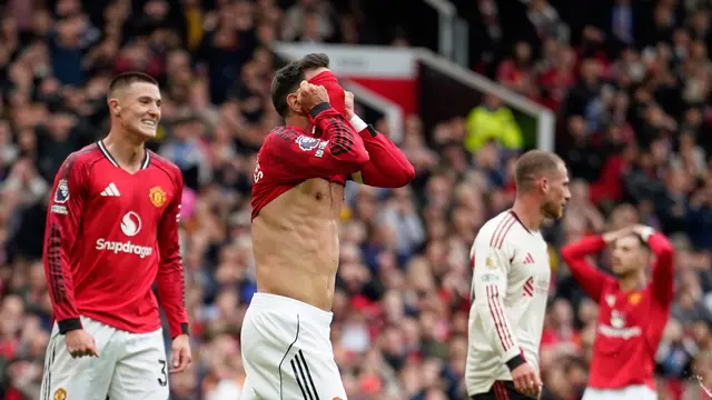 Ekspresi kecewa Bruno Fernandes (tengah) usai gagal mencetak gol Manchester United ke gawang Liverpool di pekan ke-35 Liga Inggris 2025/2026 di Old Trafford, Minggu (03/05/2026) malam WIB.