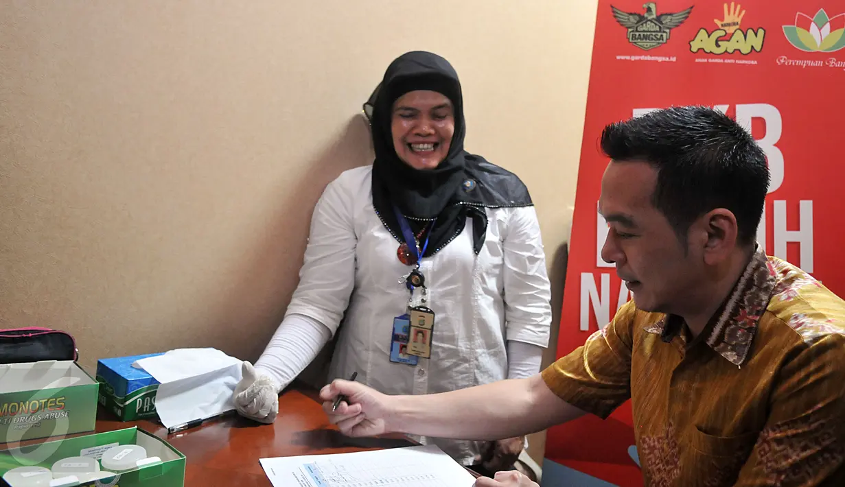 Seorang anggota Fraksi PKB mendaftar untuk mengikuti tes narkoba di Gedung DPR, Senayan, Jakarta, Rabu (16/3). Tes urine yang bekerjasama dengan BNN itu diikuti 36 anggota dewan untuk mengantisipasi penyalahgunaan narkoba. (Liputan6.com/Johan Tallo)